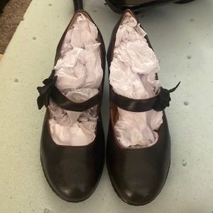 Sofft women’s 10 black leather low heels w flower detailing and burgundy piping